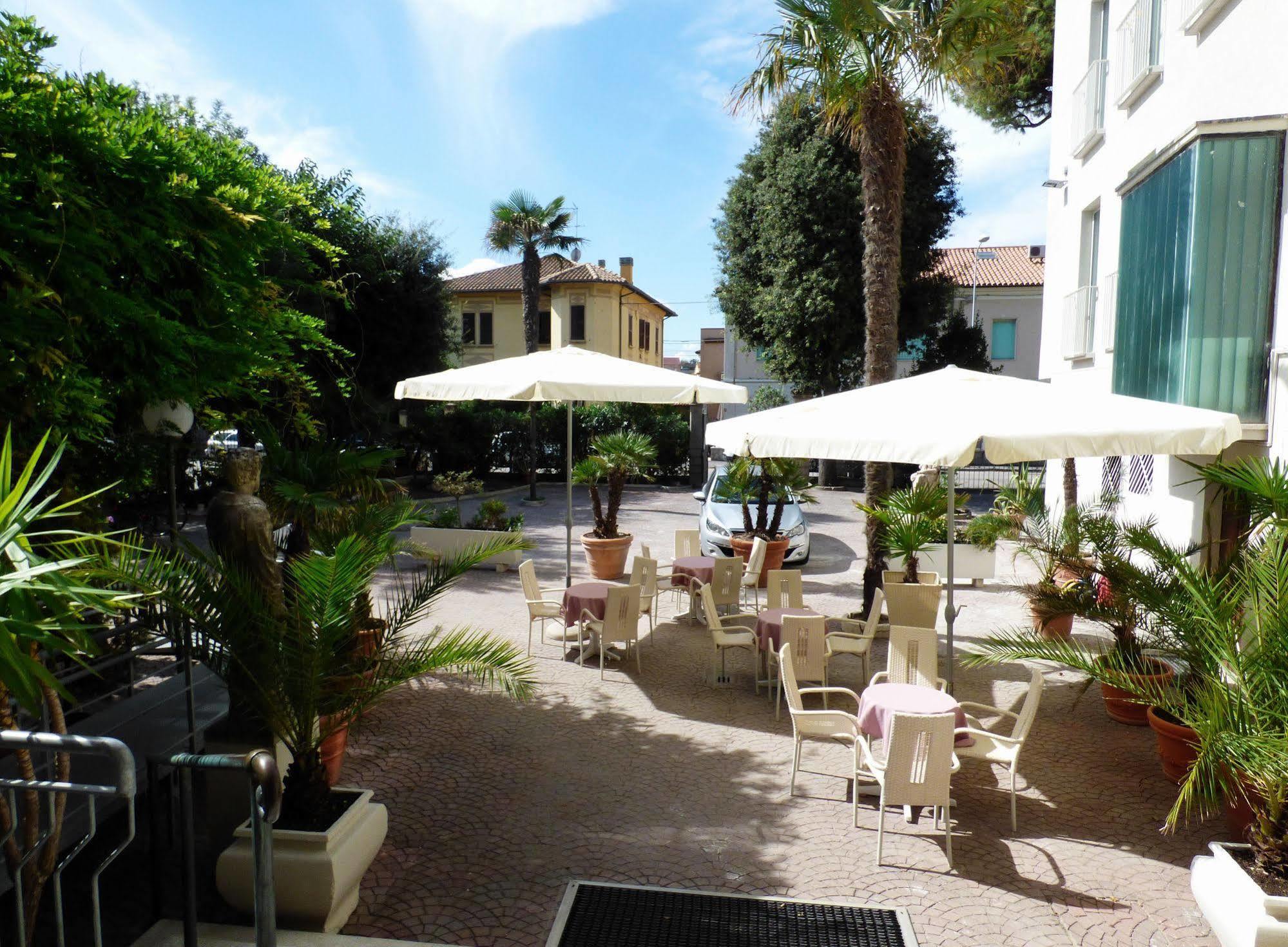Hotel Cristallo Senigallia Esterno foto